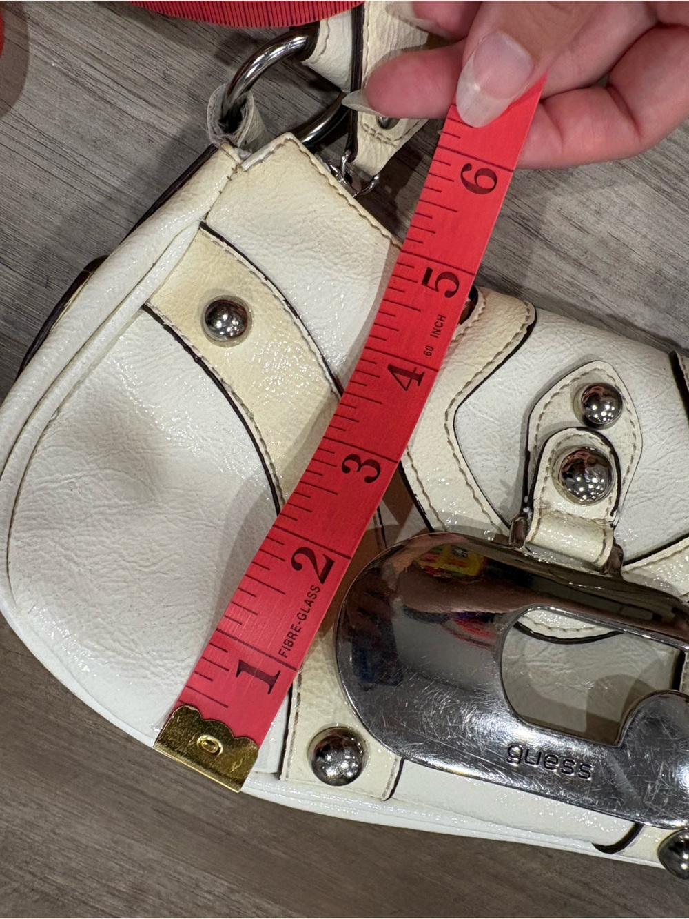 Y2K Guess Cream and White Leather Shoulder Bag with Silver Accents - Picture 10 of 13